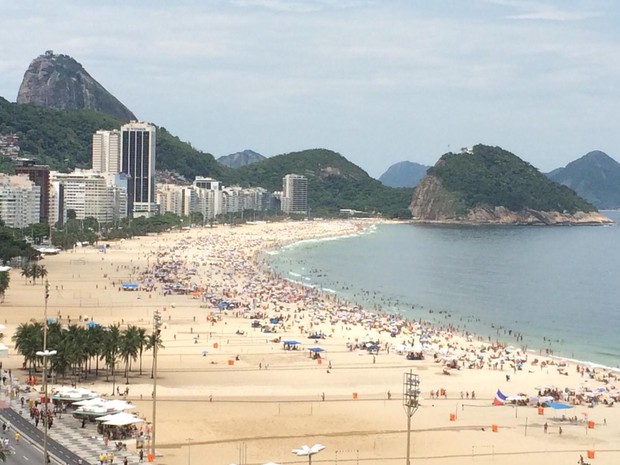 Banhistas aproveitaram o dia de sol no Rio de Janeiro em praia da Zona Sul (Foto: Henrique Coelho / G1)