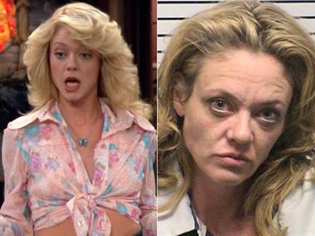 A atriz Lisa Robin Kelly no seriado 'That 70's show', de 2008; e em foto recente de quando foi detida (Foto: Divulgação e AP/Iredell County, NC, sheriff’s department)