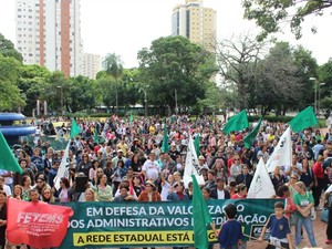 Servidores também se reuniram na praça Ary Coelho em Campo Grande. (Foto: Priscilla dos Santos/ G1 MS)