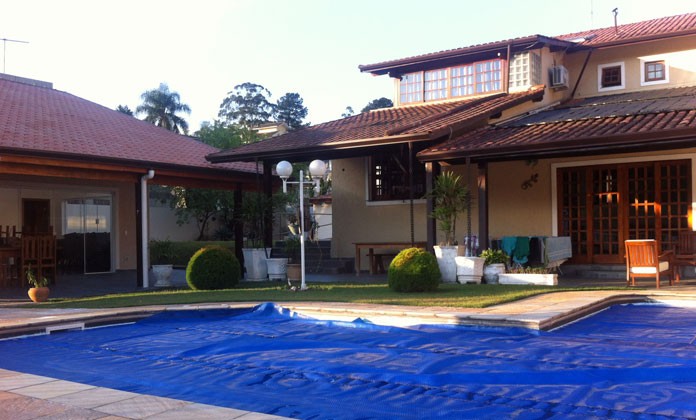 Capa em piscina reduz evaporação e ajuda a economizar água