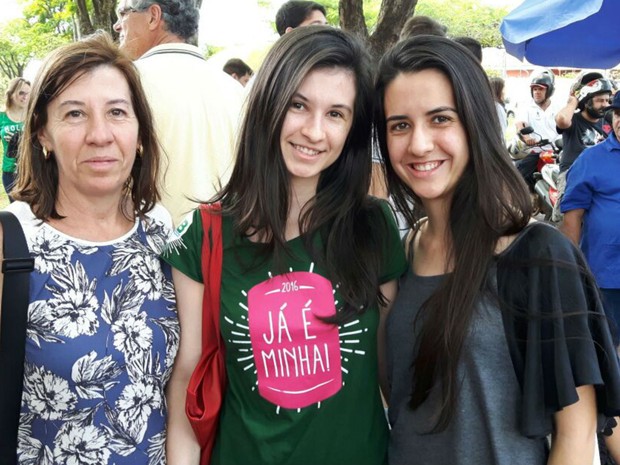 Julia Cardoso, de 18 anos (ao centro), contou com apoio da mãe Maria Elisa Lascala Cardoso (à esquerda) e da irmã Laura Lascala Cardoso (à direita) para o Enem em Ribeirão Preto (Foto: Gustavo Tonetto/G1)