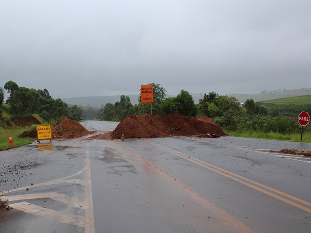 Na PR-092, em Wenceslau Braz, as chuvas provocaram a quedo do aterro, problemas no bueiro e deslizamento da pista  (Foto: DER-PR / Divulgação)