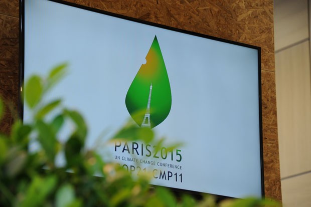 Logotipo da COP 21, que vai acontecer em Paris, é exibido durante a reunião de Bonn, onde diplomatas trabalharam no esboço do novo acordo global contra a mudança do clima (Foto: Divulgação/UNFCCC)