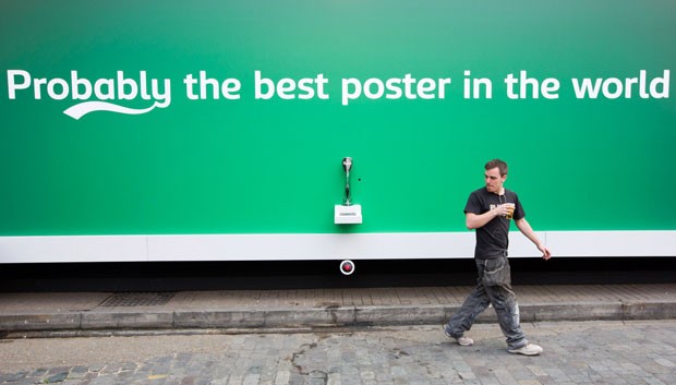 Outdoor faz sucesso ao oferecer cerveja de graça a passantes (Foto: Justin Tallis/AFP)