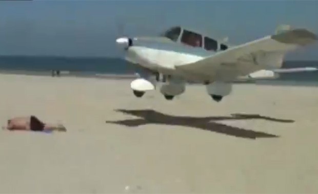 Homem escapou por pouco de ser atingido por avião que pousou em ilha na região da Alemanha (Foto: Reprodução/LiveLeak/euronymus )