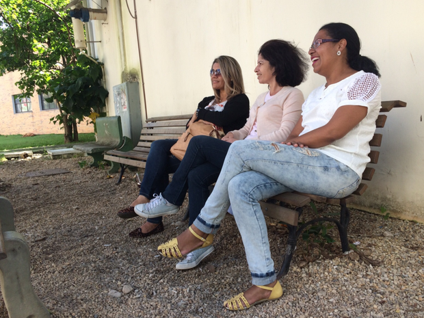 Adrilene (à esquerda) esperava a filha Bruna, que veio de Belém para prestar a prova da Udesc (Foto: Larissa Vier/RBS TV)