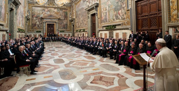 O Papa Francisco durante encontro com os embaixadores da Santa Sé, nesta segunda-feira (13), no Vaticano (Foto: L'Osservatore Romano/AP)