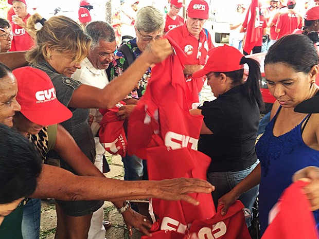 Manifestantes pegam coletes para participar de ato em defesa do governo da presidente Dilma Rousseff em Brasília  (Foto: Alexandre Bastos/G1)