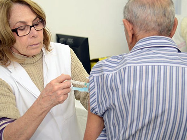 Idoso é vacinado contra gripe em Campinas (Foto: Zeca Filho/PMC)