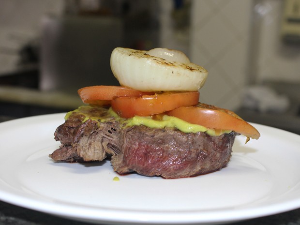 Filé mignon com molho de manjericão. tomate e cebola (Foto: Mariane Rossi/G1)