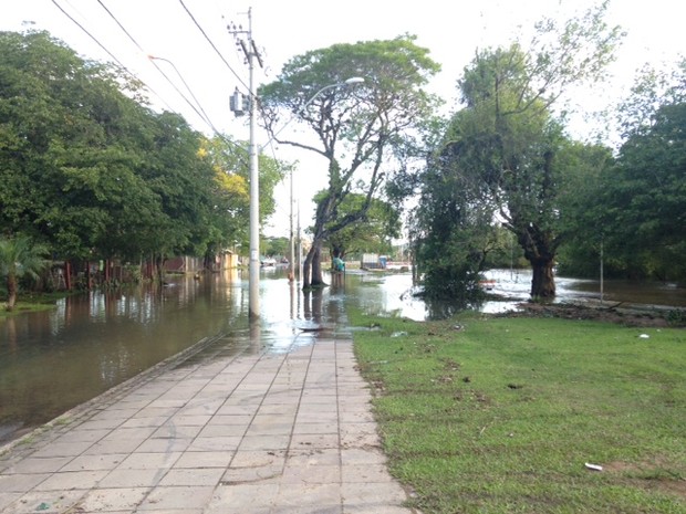 Alagamento Guarujá Porto Alegre (Foto: Cezar Freitas/RBS TV)