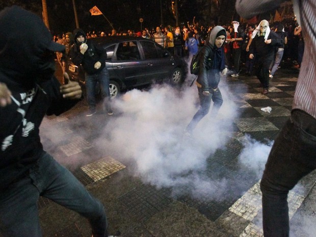 A PM joga bombas contra manifestantes do Movimento Passe Livre na Praça da Sé, na região central de São Paulo, para tentar dispersar a multidão. (Foto: Daniel Teixeira/Estadão Conteúdo)