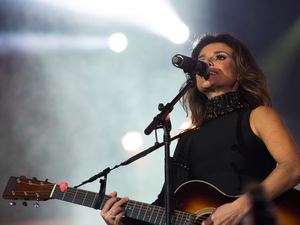 Paula Fernandes agradou os fãs com repertório mesclando sertanejo de raiz e estilo country em Barretos, SP (Foto: Érico Andrade/G1)