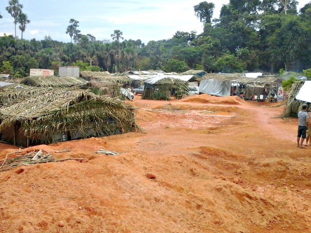 Barracos foram montados em fazenda da região (Foto: Arquivo pessoal/ Fellipe Stühler)