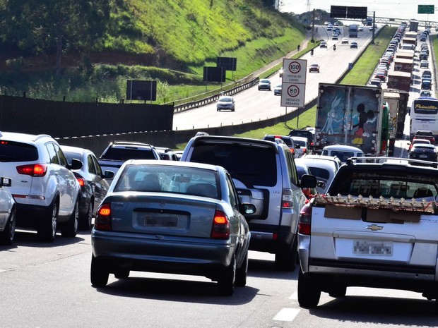 Movimento de veículos na Rodovia Presidente Dutra na altura de São José dos Campos. Na altura do quilômetro 146 um acidente envolvendo um ônibus e um automóvel complica o trânsito casando congestionamento no sentido Rio de Janeiro (Foto: Nilton Cardin/Estadão Conteúdo)