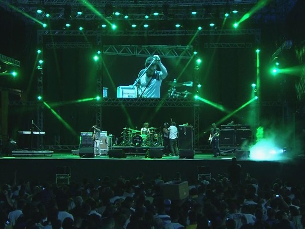 Grupo Titãs anima público na orla de Boa Viagem, Zona Sul do Recife (Foto: Reprodução / TV Globo)