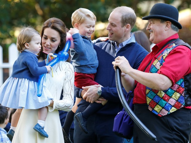 Príncipe William e a duquesa de Cambridge, Kate Middleton, levam filhos a festa infantil no Canadá (Foto: REUTERS/Chris Wattie)