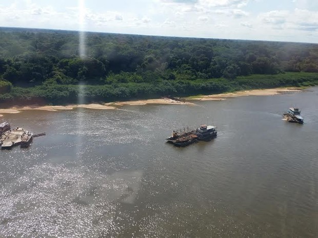 No Rio Guaporé, fronteira com a Bolívia, na área conhecida como Baía das Onças, foram constatadas três balsas fazendo extração de minérios no rio  (Foto: Dayanne Saldanha/G1)