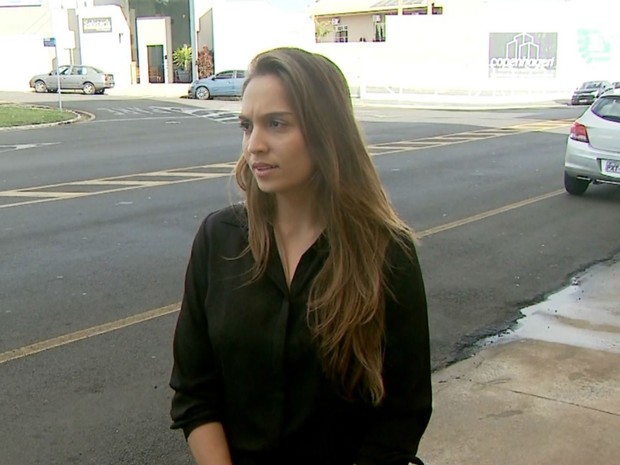 A estudante Rafaela Diab Contim Borges comenta que estacionou o carro para ir buscar uma blusa em casa, mas quando retornou, o veículo havia sido roubado (Foto: Reprodução/EPTV)