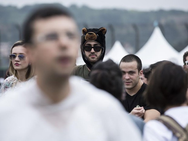 Chuva e um urso perdido na multidão (Foto: Inácio Moraes)