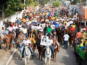 Festa começa com cavalgada pelas ruas da cidade (Foto: Divulgação)