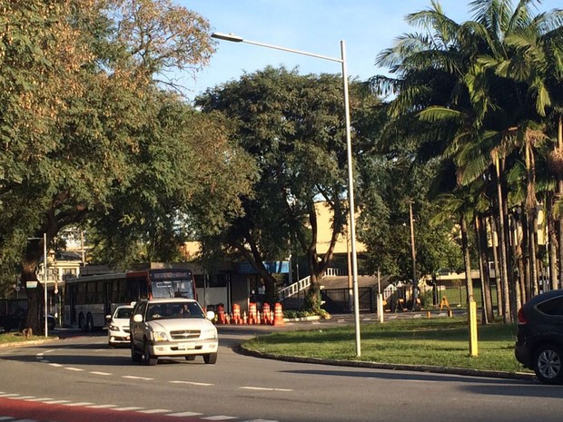 Veículos entram na Cidade Universitária após a portaria ser liberada (Foto: Luciana Rossetto/G1)