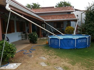 Morador usa piscina de vinil para armazenar e reutilizar água da chuva