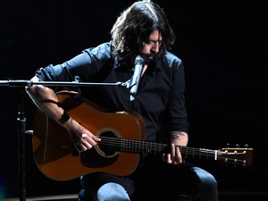 Dave Grohl canta 'Blackbird', dos Beatles, no Oscar, em homenagem a artistas falecidos