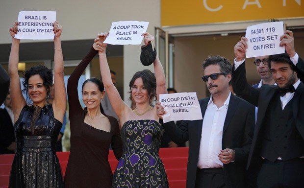 Da esq. para dir., Maeve Jinkings, Sonia Braga, Carla Ribas, Kleber Mendonça Filho e Humberto Carrão protestam contra o impeachment da presidente Dilma no Festival de Cannes (Foto: REUTERS/Jean-Paul Pelissier)