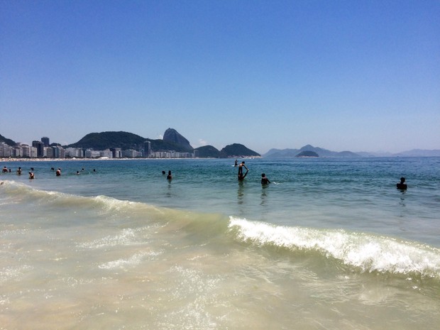 Praia de Copacabana tinha mar claro neste sábado (Foto: Lívia Torres/G1)