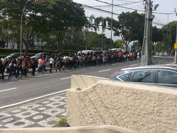 Estudantes passaram em frente a Prefeitura, seguindo para a Câmara (Foto: AlonsoThuller/TV Diário)