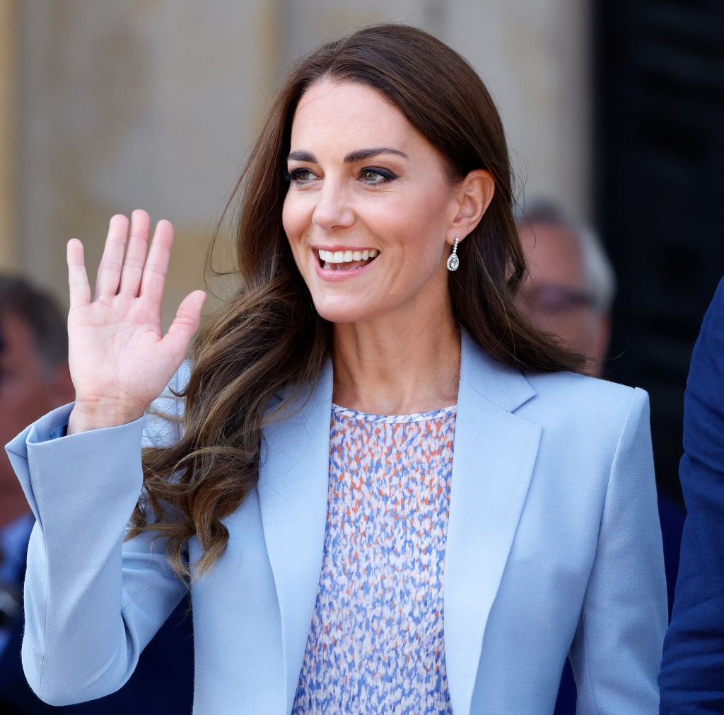 CAMBRIDGE, UNITED KINGDOM - JUNE 23: (EMBARGOED FOR PUBLICATION IN UK NEWSPAPERS UNTIL 24 HOURS AFTER CREATE DATE AND TIME) Catherine, Duchess of Cambridge departs after visiting the Fitzwilliam Museum during an official visit to Cambridgeshire on June 23 (Foto: Getty Images)