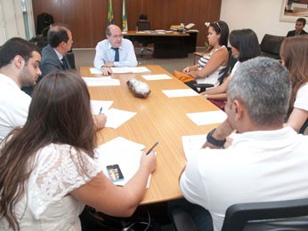 Presidente da Câmara Legislativa do DF, Wasny de Roure, e estudantes da ESCS (Foto: Câmara Legislativa do DF/Divulgação)