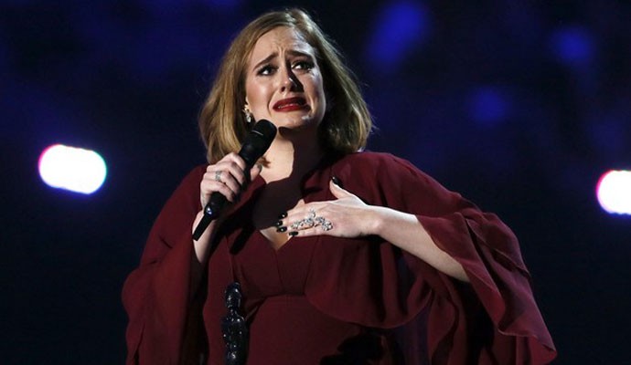 Adele chora ao receber o prêmio especial Ícone Global no Brit Awards 2016