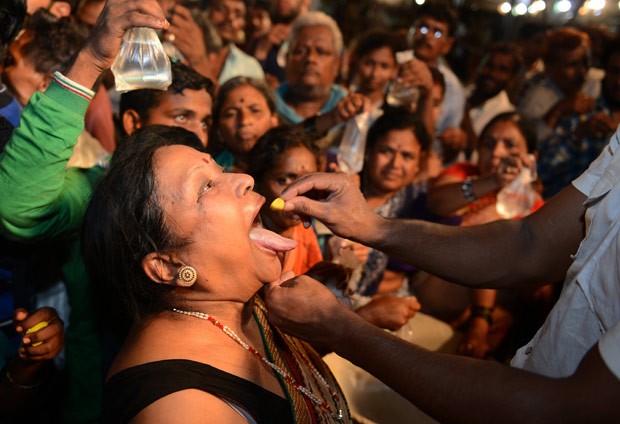 Indianos engolem peixe vivo para tratar problemas respiratórios (Foto: Noah Seelam/AFP)