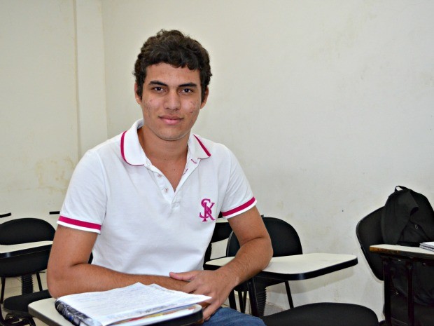 Romão Carvalho, de 18 anos, mora sozinho em Rio Branco; a família vive na zona rural da capital acreana (Foto: Caio Fulgêncio/G1)