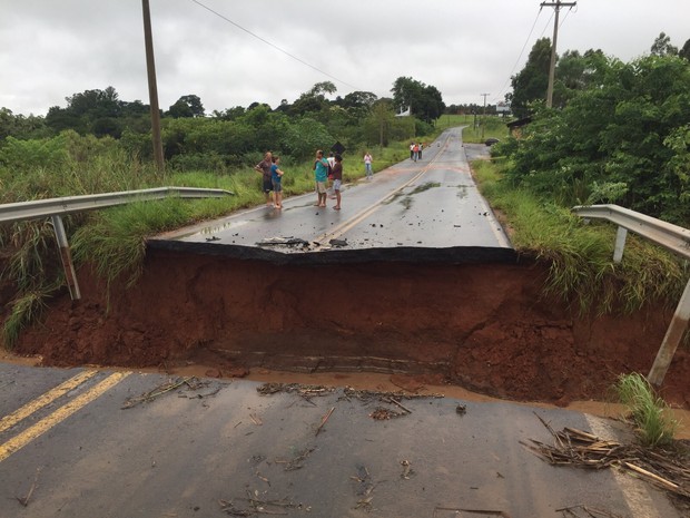 Ponte que liga Bauru a Piratininga cedeu após forte chuva  (Foto: Giuliano Tamura/TV TEM)