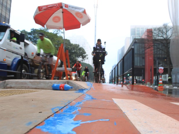 Garrafa com tinta azul jogada na ciclovia da Avenida Paulista no dia da inauguração (Foto: Werther Santana/Estadão Conteúdo)