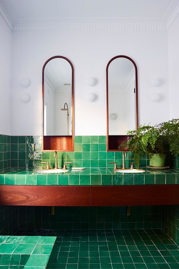 Décor do dia: Banheiro com ladrilho verde greenery (Foto: Divulgação/Reprodução)