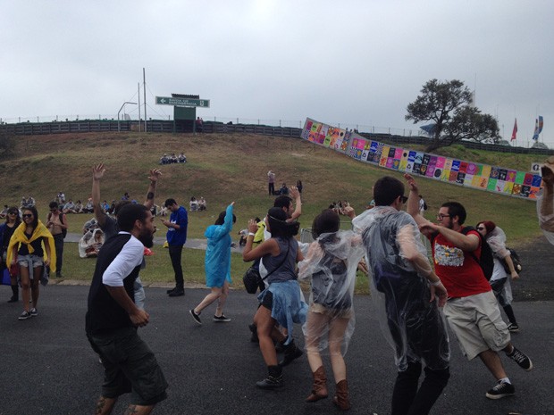 Galera na chuva no Lollapalooza (Foto: Carolina Caldas)