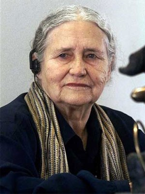 A escritora britânica Doris Lessing, em foto de maio de 1999 (Foto: Andreu Dalmau/AFP)