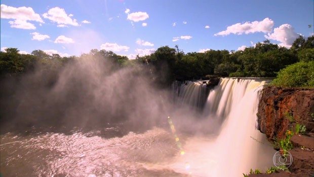 Trilha traiçoeira leva até a cortina d'água da Cachoeira de São Romão (Foto: Globo Repórter)