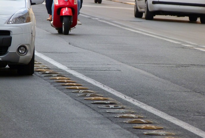 Elementos para separar faixas, em Roma, não são um risco aos motociclistas