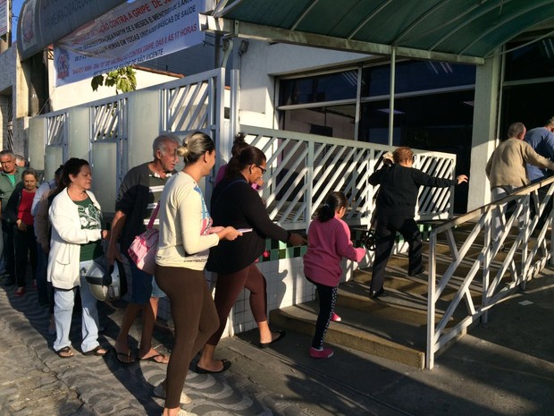 Moradores fazem fila para tomar a vacina em São Vicente (Foto: Solange Freitas/TV Tribuna)