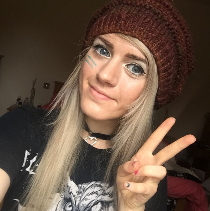 A youtuber inglesa Marina Joyce postou foto para mostrar que está bem