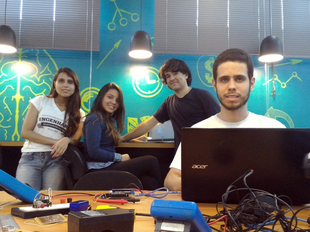 Gabriela, Caroline, Anderson e Rafael apresentam sistema que ativa faróis de carro automaticamente a partir desta quarta-feira (26) na Feira Tecnológica do Inatel (Fetin), em Santa Rita do Sapucaí, MG (Foto: Arquivo/Equipe Auto CarLight)