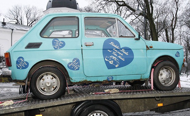 Fiat 126p foi decorado com adesivos que declaram amor dos moradores de Bielsko-Biata ao ator (Foto: Michal Kosc/AP)