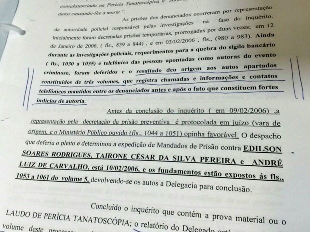 Ao final da sessão, o promotor Ricardo Brainer mostrou algumas das provas que seriam usadas contra os réus. Já a defesa diz que provas não são suficientes (Foto: Wagner Sarmento / TV Globo)