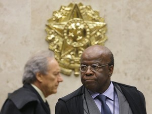 Os ministros Joaquim Barbosa e Ricardo Lewandowski antes de sessão para julgar recursos do mensalão, nesta quarta (Foto: Fellipe Sampaio /SCO/STF)