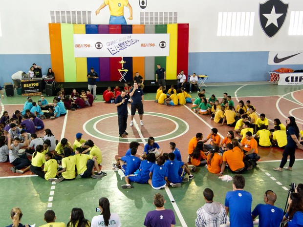 Jovens participam de gincana promovida pela Globo para escolher sede do réveillon na Baixada (Foto: Divulgação)